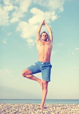 Kumsalda Yoga yapan erkek