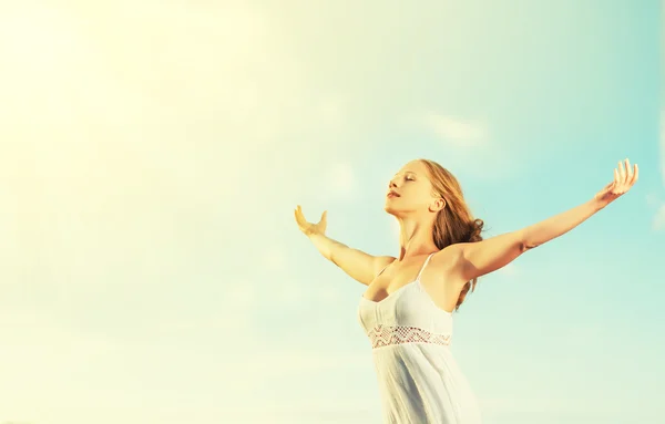 Happy young woman open her arms to the sky — Stock Photo, Image