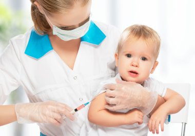 Doktor mu enjeksiyon çocuk aşılama bebek