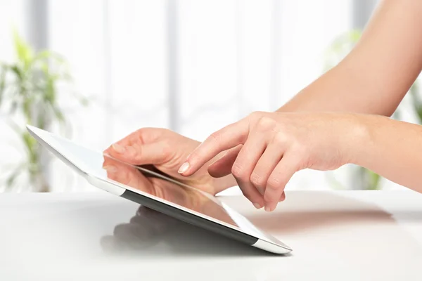 Tablo üzerinde elinde boş bir ekran ile beyaz tablet — Stok fotoğraf
