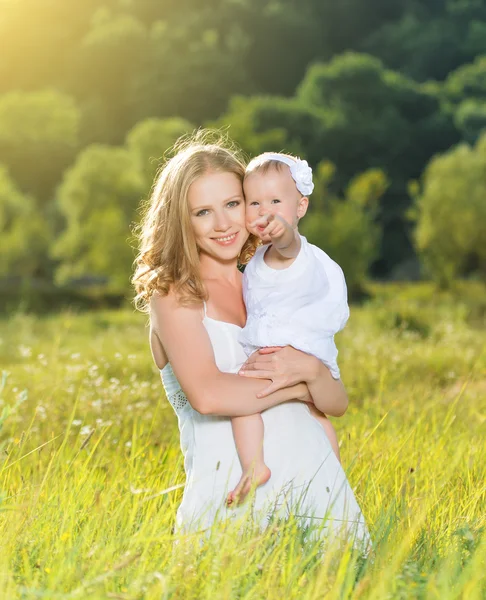 Famille heureuse sur la nature mère et bébé fille — Photo