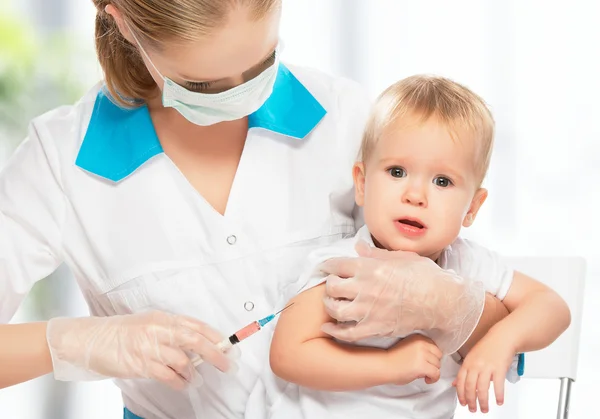 Arzt spritzt Kind Impfung — Stockfoto