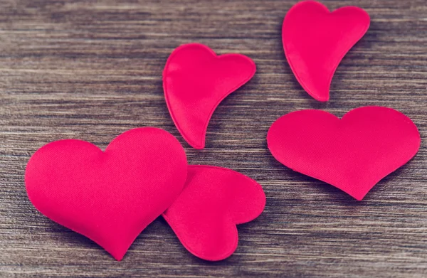 Vele rode harten op een houten bord — Stockfoto