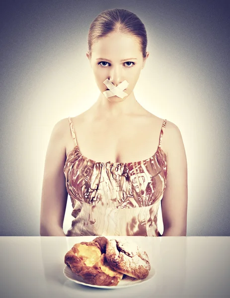 Концепция питания. женский рот заклеен изолентой с булочками — стоковое фото