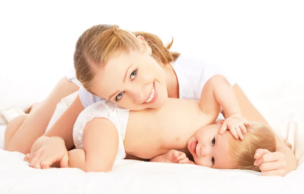 Gelukkig familie moeder en baby bed inbegrepen — Stockfoto