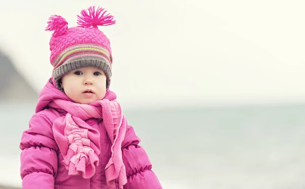 Bambina con cappello rosa e sciarpa — Foto Stock