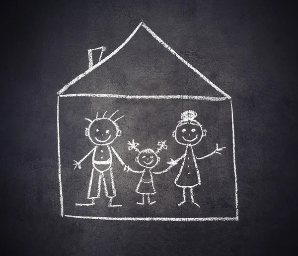 Famille et maison sont dessinées à la craie sur un tableau noir — Photo