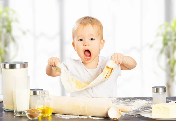 Küçük kız bebek yemek, pişirme — Stok fotoğraf