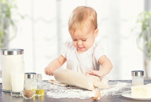 Babymeisje is koken, bakken — Stockfoto