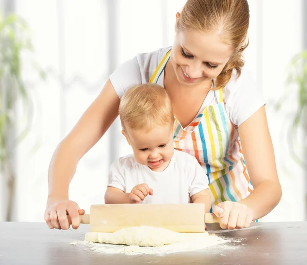 Baby meisje met haar moeder kok, bak — Stockfoto