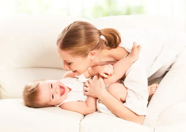 Счастливая семья. Мать и дочка играют на диване — стоковое фото