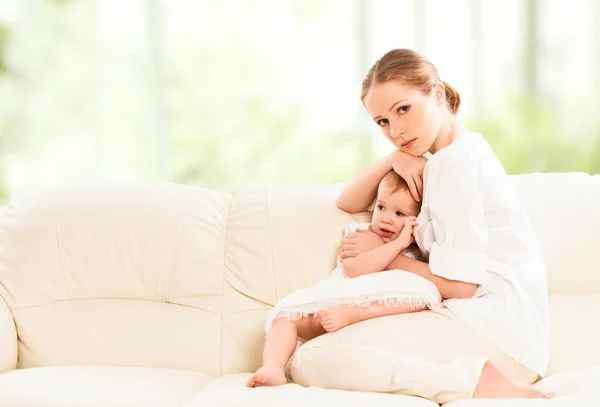 Madre abrazando y protege a su hija bebé — Foto de Stock