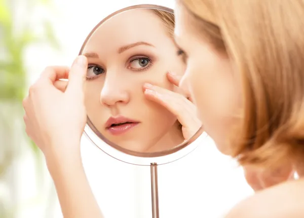 Young beautiful healthy woman and reflection in the mirror — Stock Photo, Image