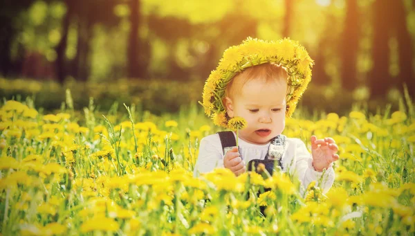 Niña feliz en una corona en el prado con flores amarillas en t —  Fotos de Stock