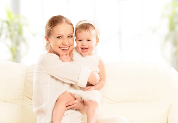 Lycklig familj. mamma och baby dotter spelar, kramar, kyssar — Stockfoto