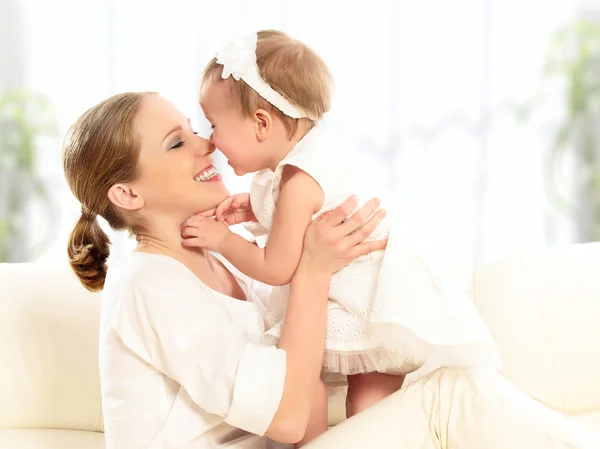 Gelukkige familie. moeder en baby dochter speelt, knuffelen, zoenen — Stockfoto