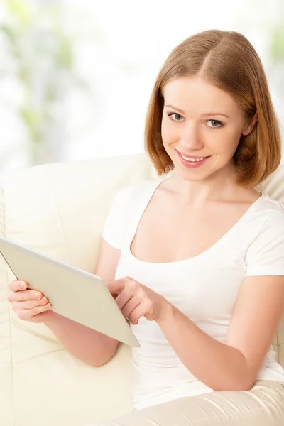 Happy woman with tablet pc at home — Stock Photo, Image