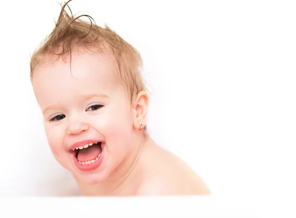 Fröhliches kleines Mädchen lacht und badet in Badewanne — Stockfoto