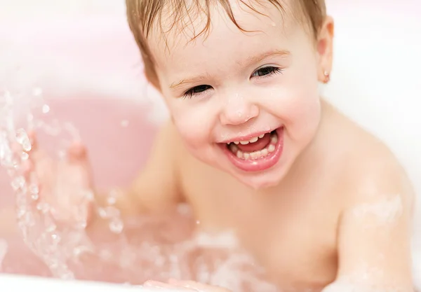 Menina feliz bebê rindo e banhado em banho — Fotografia de Stock