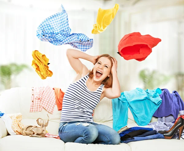 Divertida chica feliz con ropa de vuelo en el sofá —  Fotos de Stock