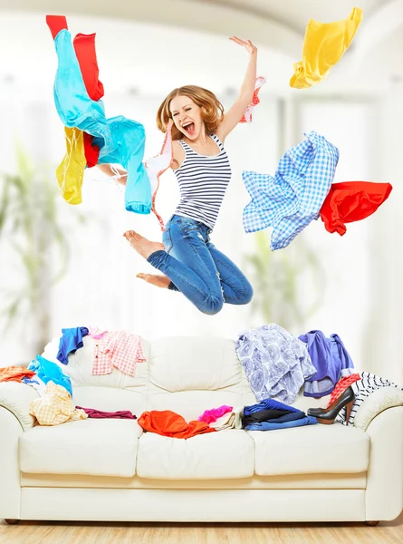 Menina engraçada com roupas voadoras pulando em casa — Fotografia de Stock