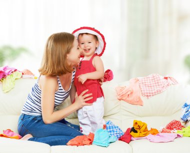mutlu anne ve bebek kız elbise üzerinde seyahat için hazır 