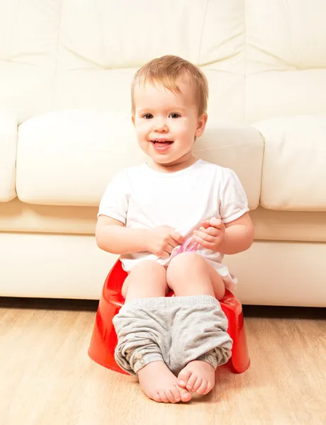 Babysitting op potje in toilet — Stockfoto