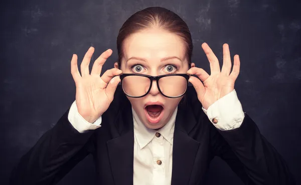 Sorprendido profesor divertido en gafas grita —  Fotos de Stock