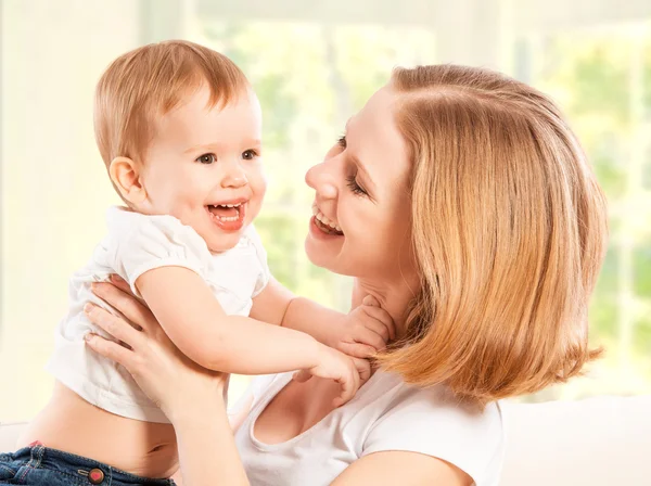 Lycklig familj. mamma och baby dotter skratt och omfattar — Stockfoto