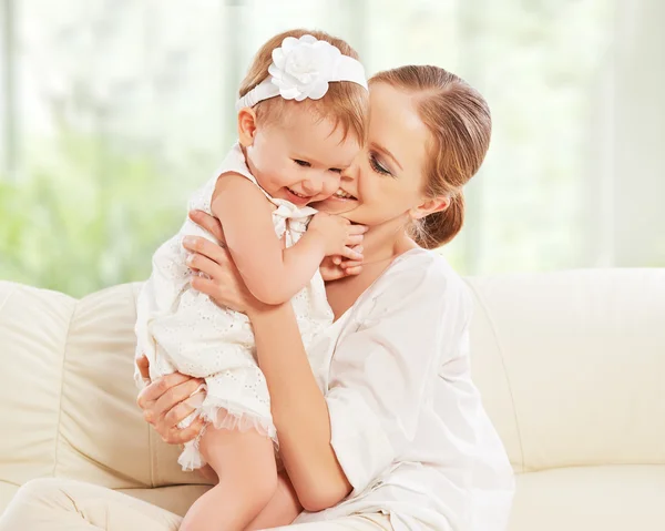 Família feliz. Mãe e bebê filha joga, abraçando, beijando — Fotografia de Stock