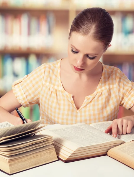 Menina estudante feliz ler livros — Fotografia de Stock