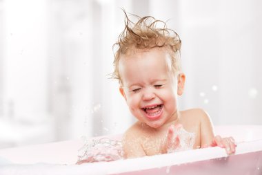 gülüyor ve banyo banyo mutlu komik bebek