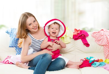 mutlu anne ve bebek kız elbise üzerinde seyahat için hazır 