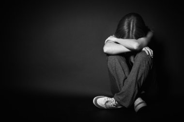 depresyon ve umutsuzluk siyah koyu ağlayan kadın