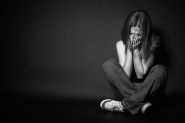 depresyon ve umutsuzluk siyah koyu ağlayan kadın