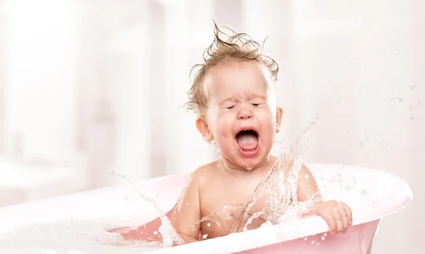 Szczęśliwe dziecko śmieszne śmiejąc się i kąpać w kąpieli — Zdjęcie stockowe