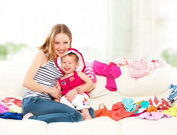 Feliz mãe e bebê menina com roupas prontas para viajar em — Fotografia de Stock