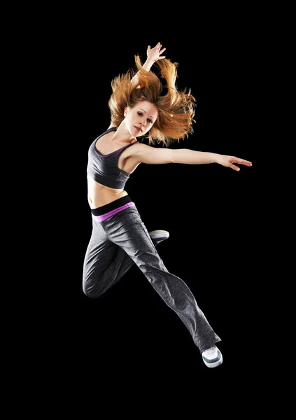 Vrouw danser dansen moderne dans, sprong op een zwart — Stockfoto