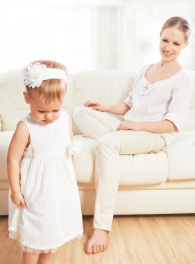 Anne bebek çocuk kızı cezalandırır