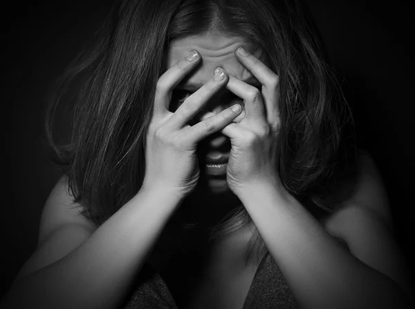 Frau in Depression und Verzweiflung weint, bedeckt ihr Gesicht auf bla — Stockfoto