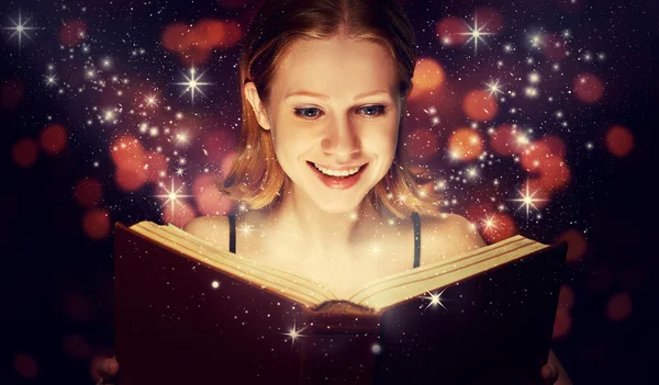 Chica leyendo libro de magia — Foto de Stock