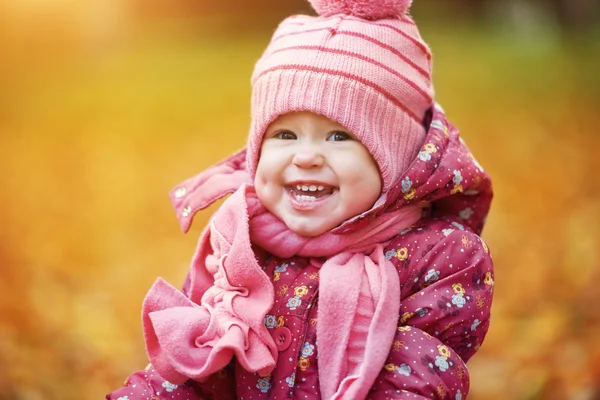 Happy baby girl outdoors in the park in autumn — стоковое фото