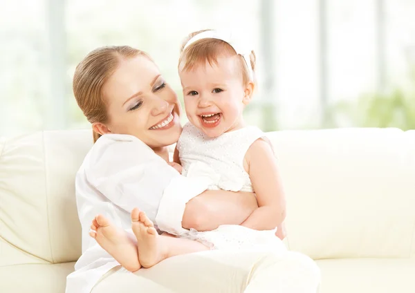 Lycklig familj. mamma och baby dotter spelar, kramar, kyssar — Stockfoto