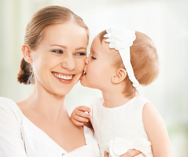 Familia feliz. Madre e hija juegan, abrazan, besan — Foto de Stock