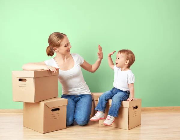 Heureux famille mère et bébé fille dans un appartement vide avec — Photo