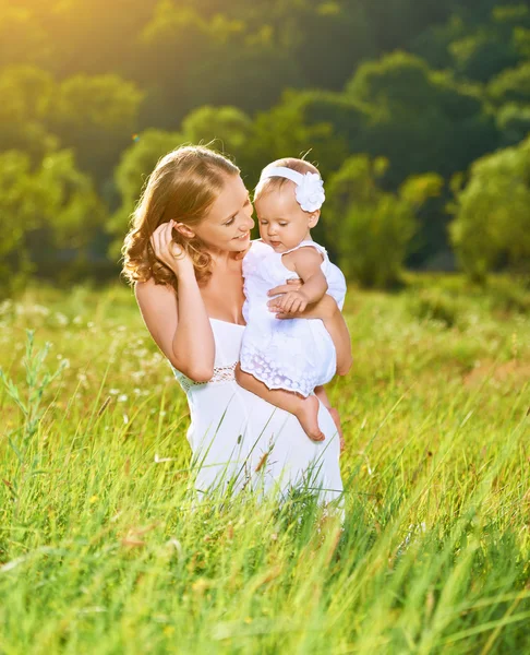 Doğa anne ve bebek üzerinde mutlu bir aile kızı — Stok fotoğraf