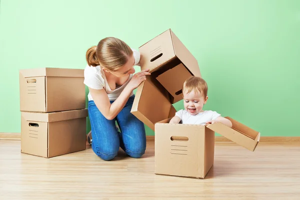 Heureux famille mère et bébé fille dans un appartement vide avec — Photo