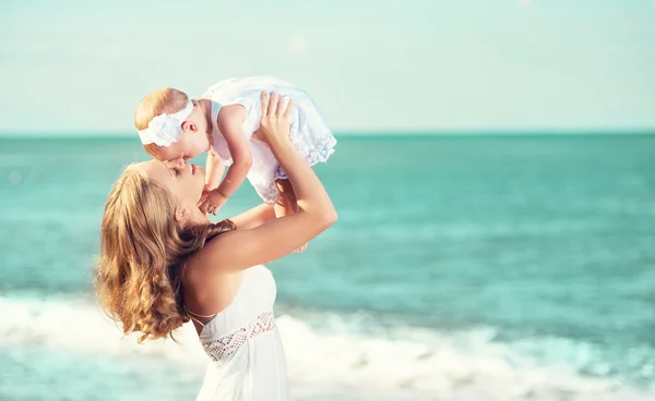 Familia feliz en vestido blanco. Madre vomita bebé en el cielo —  Fotos de Stock