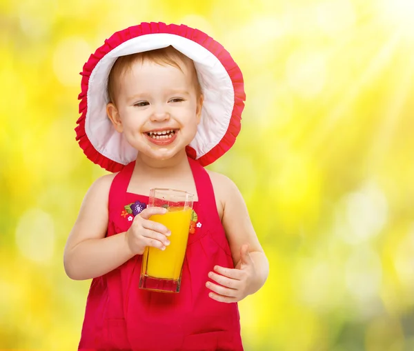 Девочка пьет апельсиновый сок летом — стоковое фото