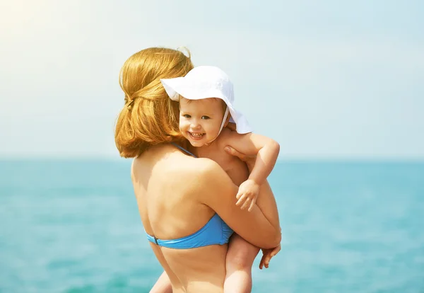 Gelukkige familie op het strand. moeder en baby dochter — Stockfoto